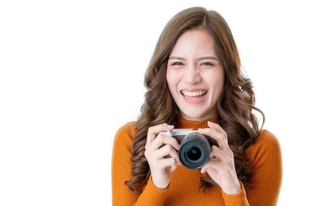 Hermosa mujer asiática viajera foto de cuento turístico con felicidad y momento alegre aislar fondo blanco