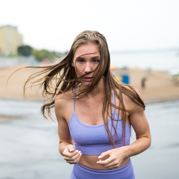 Hermosa mujer atlética corriendo medio tiro