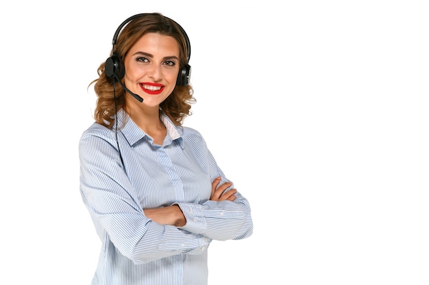 Foto gratuita hermosa mujer en auriculares con micrófonos, brazos cruzados