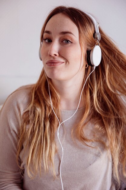 Hermosa mujer en auriculares