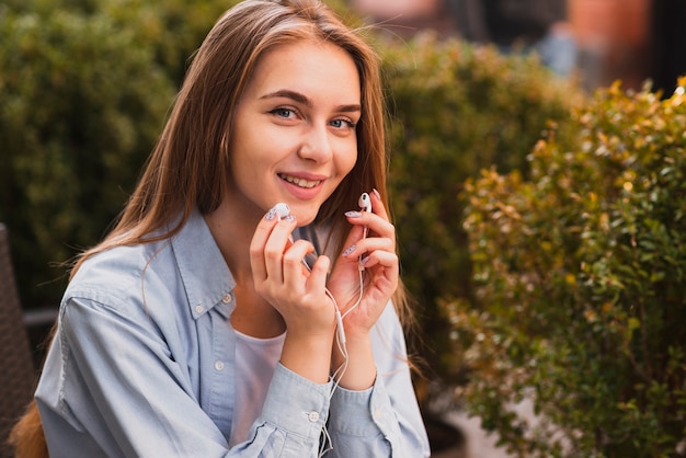 Hermosa mujer con auriculares