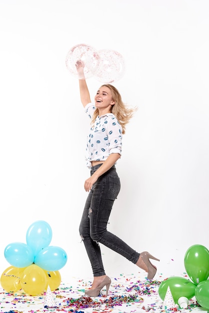 Hermosa mujer bailando con globos