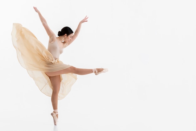 Hermosa mujer bailando con gracia