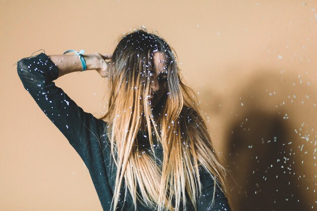 Hermosa mujer bailando bajo la nieve