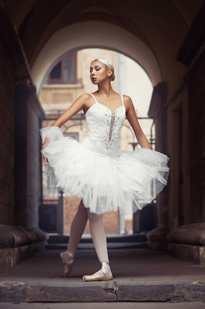 Hermosa mujer de ballet al aire libre