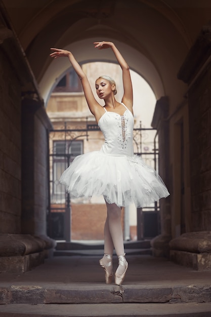 Foto gratuita hermosa mujer de ballet al aire libre