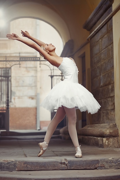 Foto gratuita hermosa mujer de ballet al aire libre