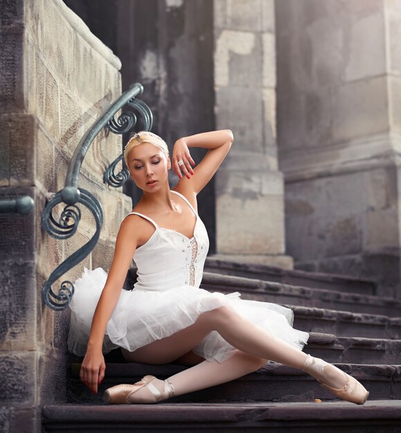 Hermosa mujer de ballet en las escaleras