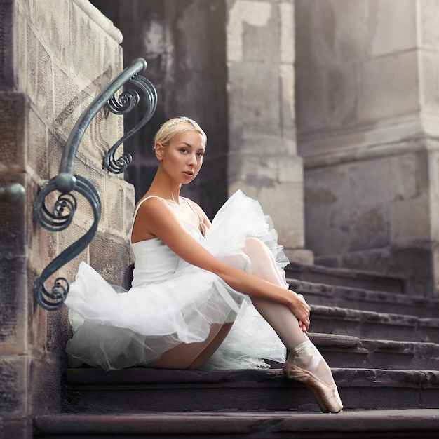 Foto gratuita hermosa mujer de ballet en las escaleras