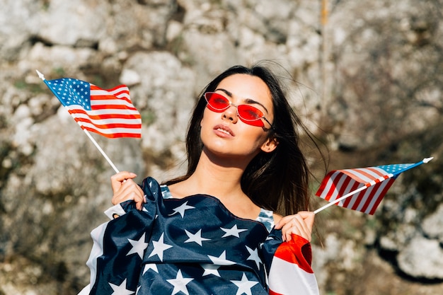 Hermosa mujer con bandera americana