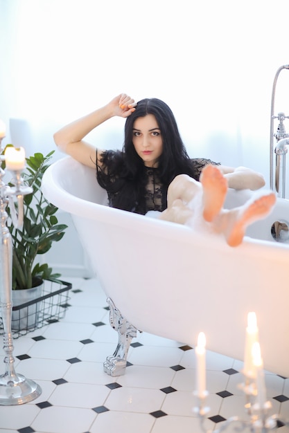 Foto gratuita hermosa mujer en baño