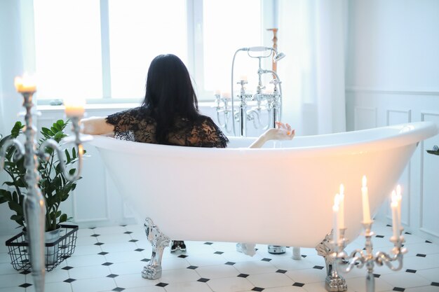 Hermosa mujer en baño