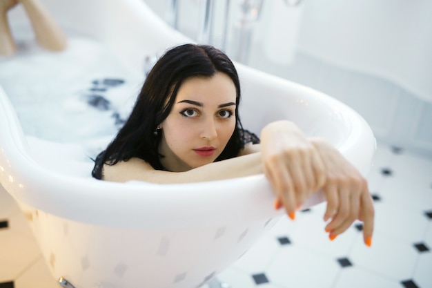 Hermosa mujer en baño