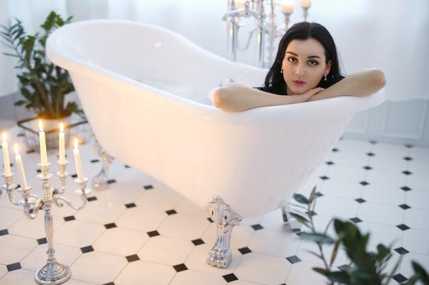 Hermosa mujer en baño
