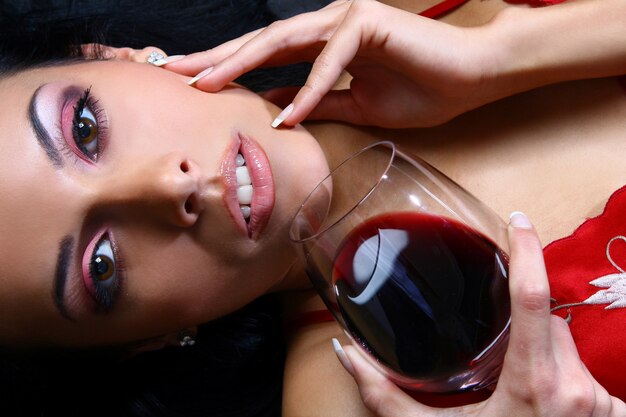 Hermosa mujer bebiendo vino