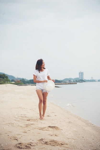 Hermosa mujer blanca playa bonita