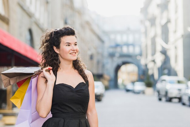 Foto gratuita hermosa mujer con bolsas de compras multicolores