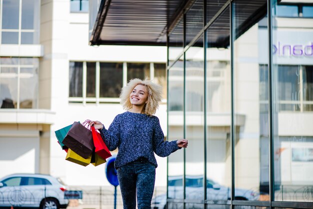 Hermosa mujer bonita caminando con las compras