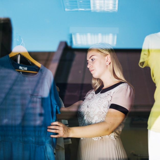 Hermosa mujer en busca de nuevo vestido