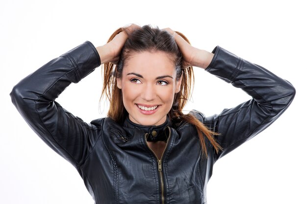 Hermosa mujer de cabello largo castaño con la mano en el cabello