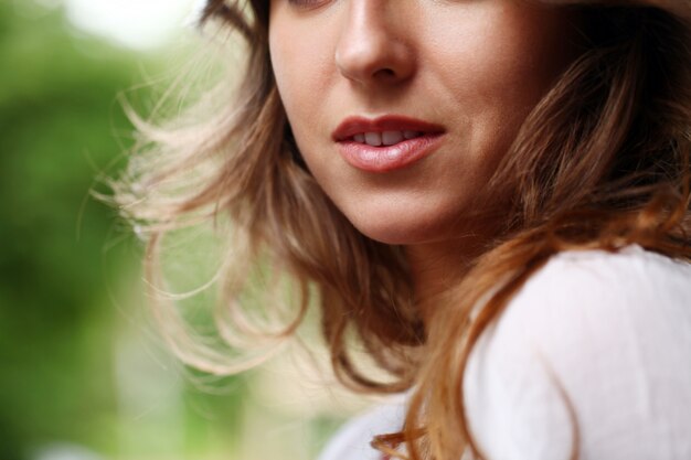 Hermosa mujer con cabello rizado