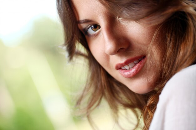 Hermosa mujer con cabello rizado