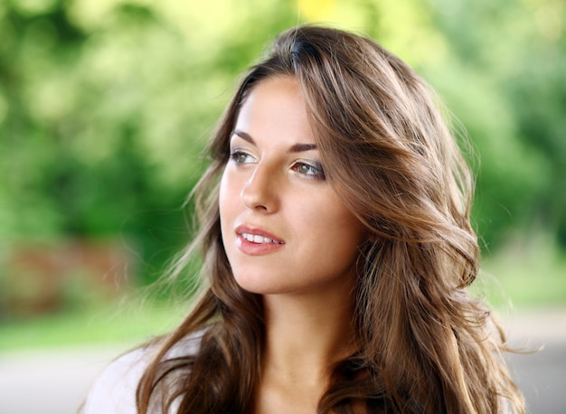 Hermosa mujer con cabello rizado