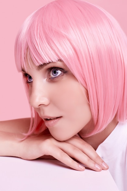 Hermosa mujer con cabello rosado posando