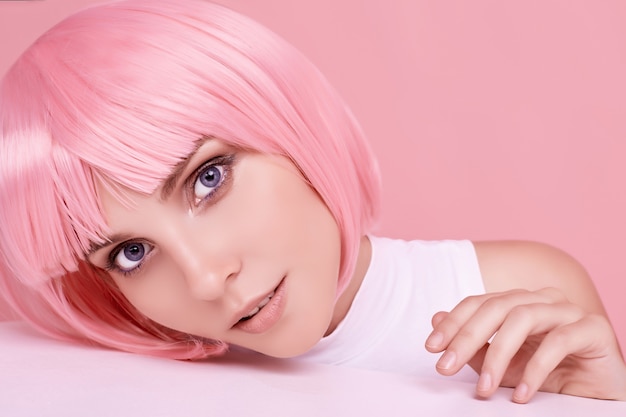 Hermosa mujer con cabello rosado posando