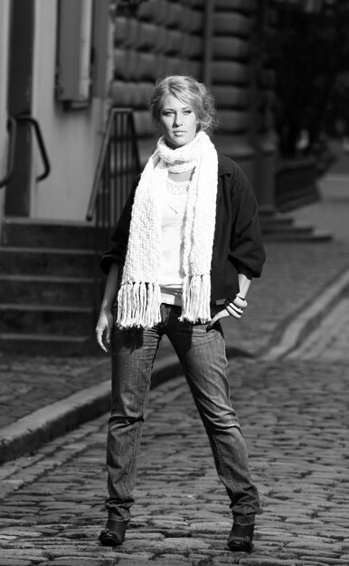 Hermosa mujer en la calle de la ciudad vieja