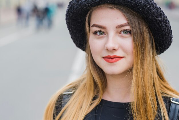 Hermosa mujer en la calle