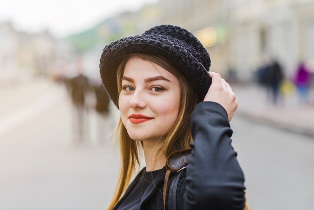 Hermosa mujer en la calle