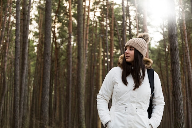 Foto gratuita hermosa mujer caminando en el bosque