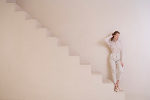 Foto gratuita hermosa mujer con camisa minimalista