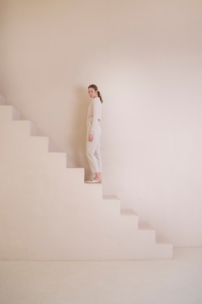 Foto gratuita hermosa mujer con camisa minimalista