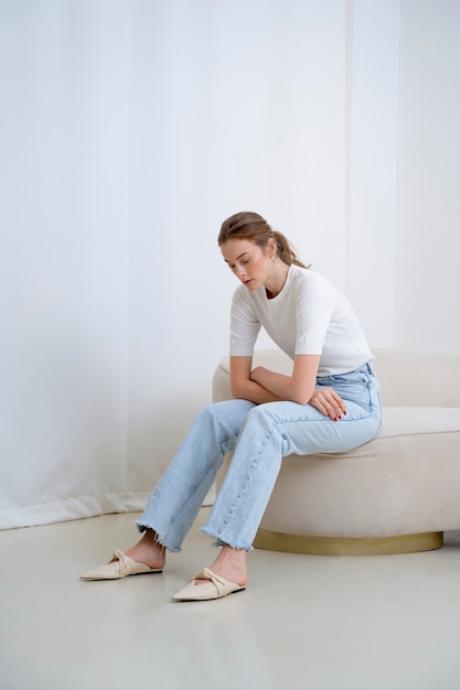 Hermosa mujer con camisa minimalista