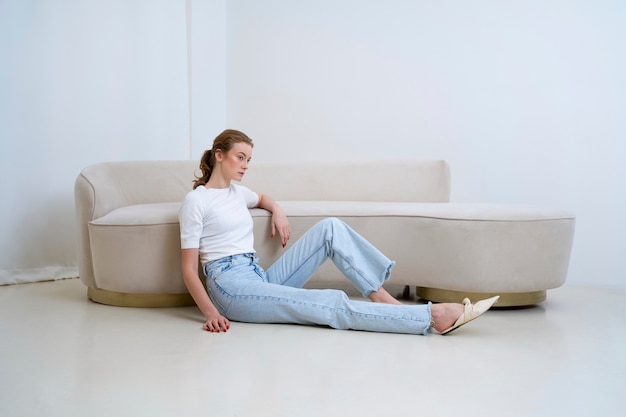 Hermosa mujer con camisa minimalista