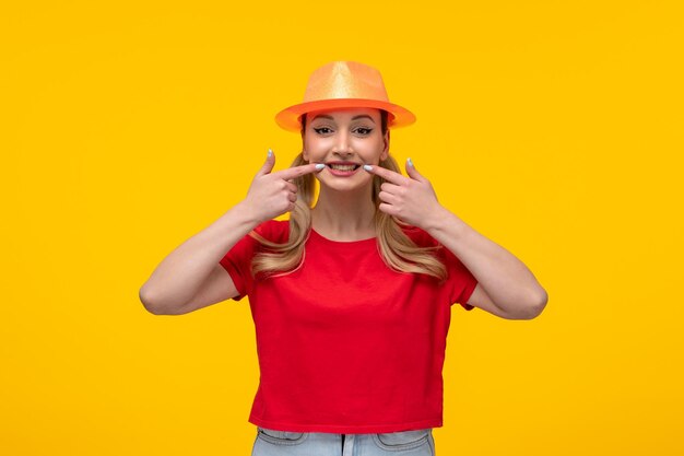 Hermosa mujer en camiseta roja con sombrero naranja sonriendo dibujos animados de niña de fondo amarillo