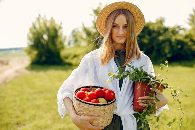 Hermosa mujer en un campo de verano