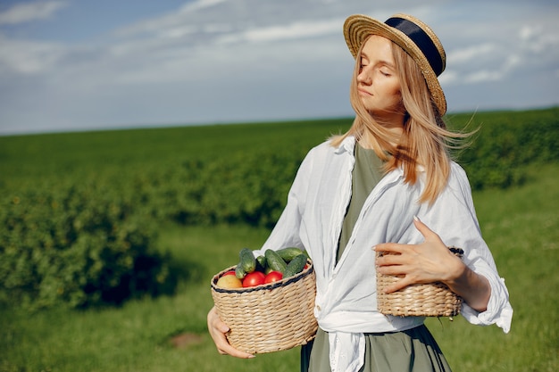 Hermosa mujer en un campo de verano