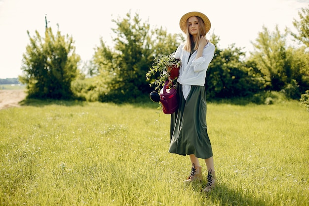 Hermosa mujer en un campo de verano