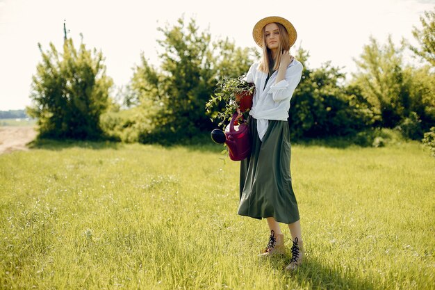 Hermosa mujer en un campo de verano