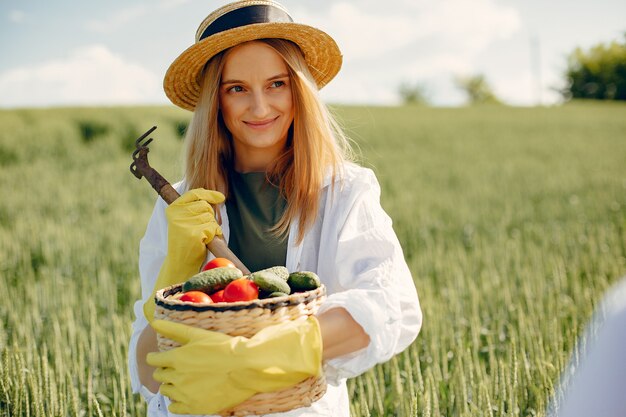 Hermosa mujer en un campo de verano