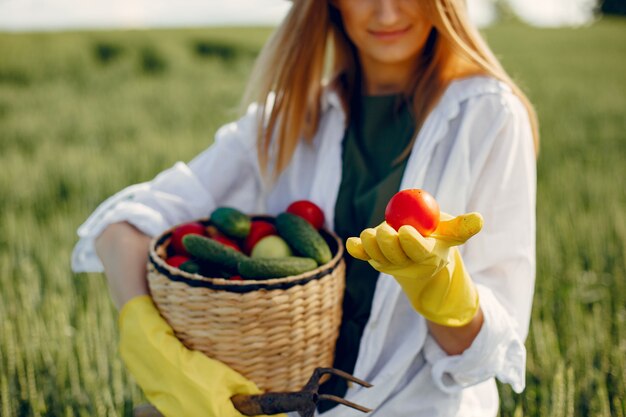 Hermosa mujer en un campo de verano