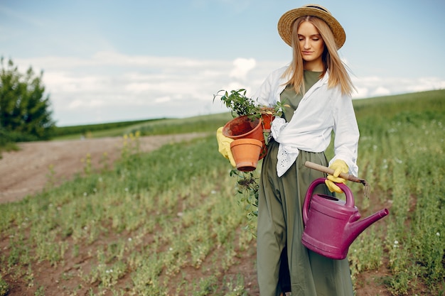 Hermosa mujer en un campo de verano