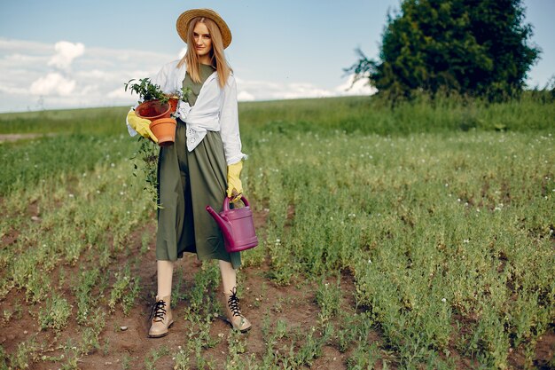 Hermosa mujer en un campo de verano