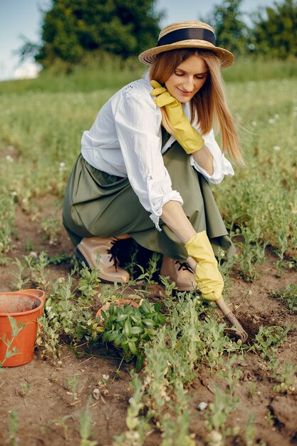 Hermosa mujer en un campo de verano