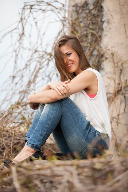 Hermosa mujer caucásica en casual al aire libre