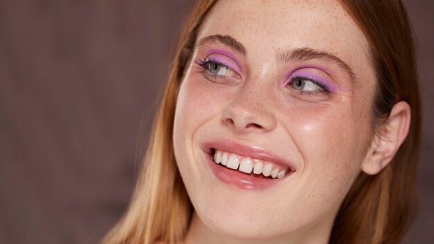 Hermosa mujer caucásica con delineador de ojos rosa