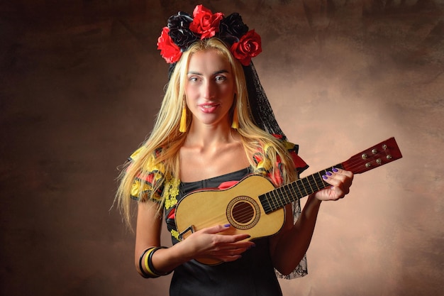 Hermosa mujer caucásica flamenca con guitarra